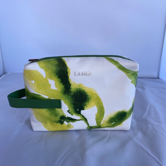 La Mer travel bag with travel size of moisturizing cream .11 fl oz - Picture 5 of 8